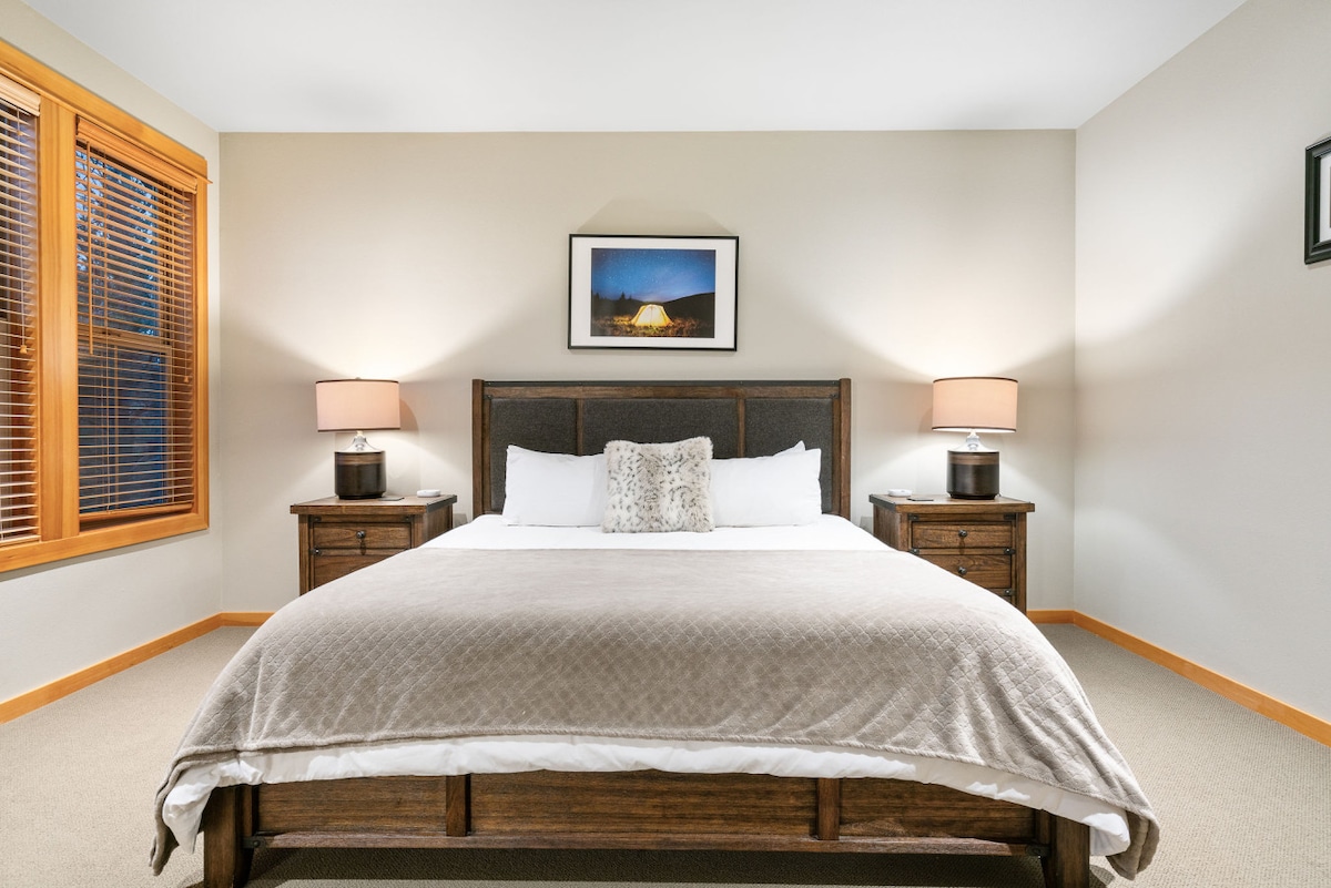 تنضح غرفة النوم الرئيسية بالأناقة والراحة، وتتميز بسرير فاخر بحجم كبير وديكور أنيق وإضاءة محيطة دافئة لقضاء عطلة هادئة ومريحة.