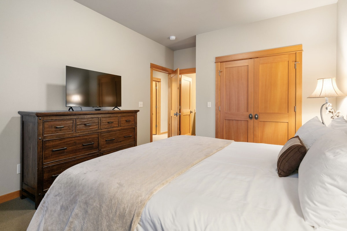 توفر غرفة النوم المريحة هذه ميزات حديثة، بما في ذلك تلفزيون بشاشة مسطحة ومساحة تخزين واسعة، بالإضافة إلى لمسات خشبية دافئة للاسترخاء المريح والجذاب.