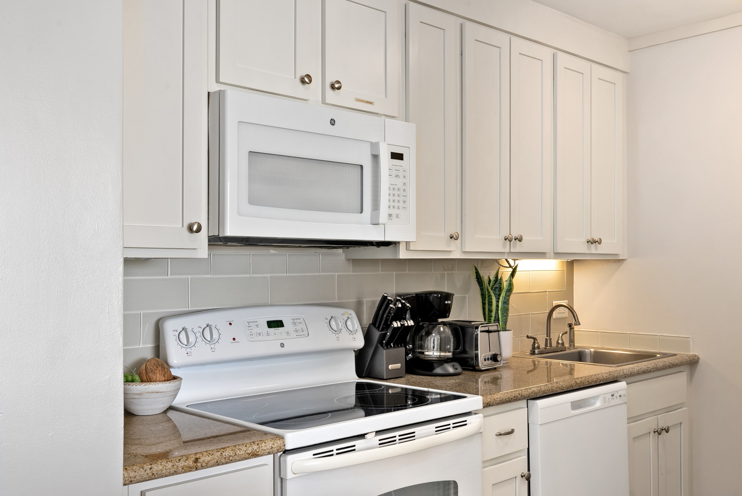 Condo in Lahaina · ★4.8 · 2 bedrooms · 4 beds · 2 baths - Image 7