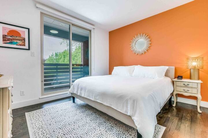 Modern Comfort in Lower Greenville! gallery image 3