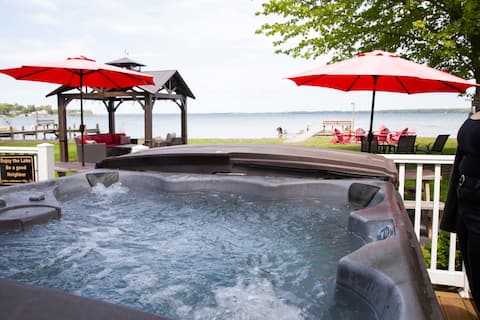 Lakefront House w/ Hot Tub & Game Rooms