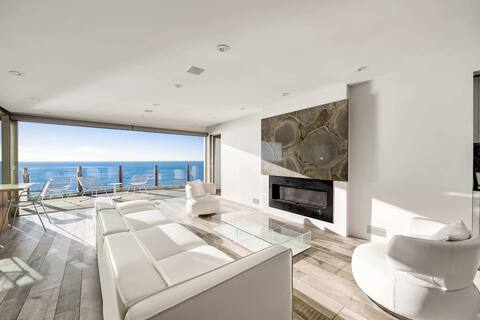 Hi-Tech Hideaway: Modern, Fresh & Ocean Front!