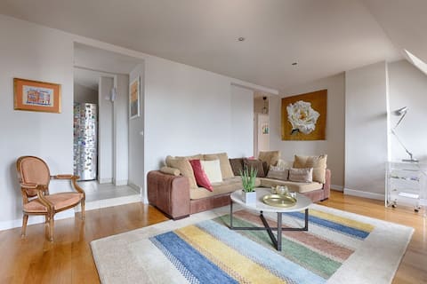 Popular Airbnb listing: Comfort & Style Steps from the Eiffel Tower in Paris 7e Arrondissement