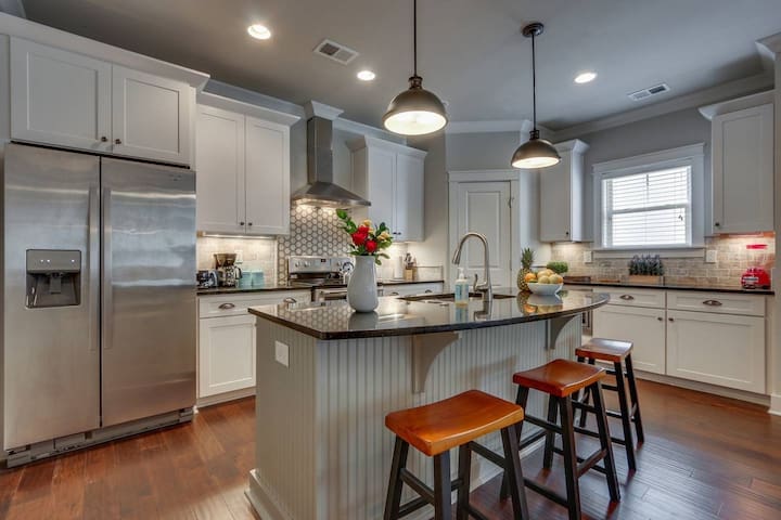 Twin Homes Next To Belmont With All King Bedrooms gallery image 2