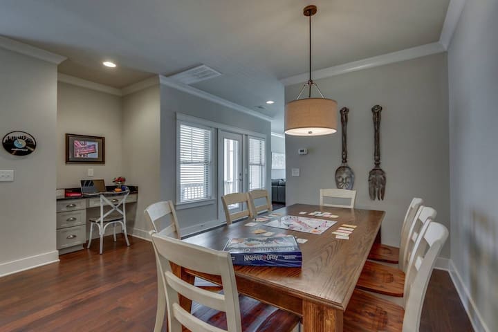 Twin Homes Next To Belmont With All King Bedrooms gallery image 5