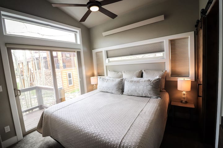 宽敞明亮的卧室，加大双人床