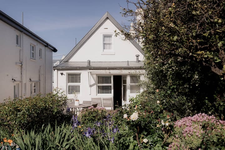 Kelly Street Cottage in Historic Battery Point