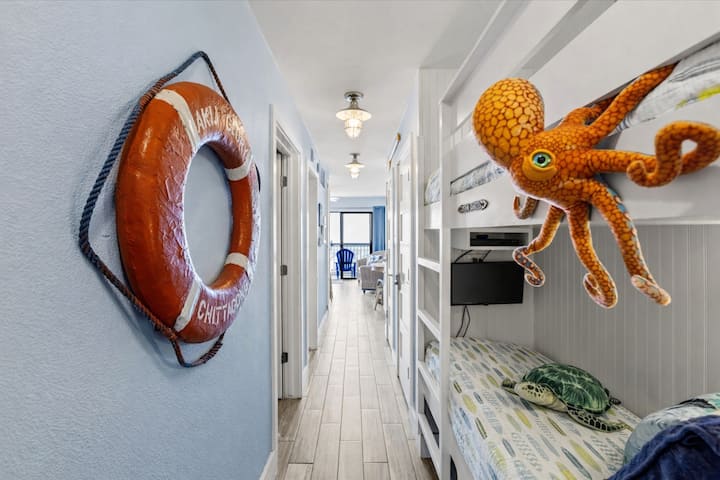 Literas para los niños y un tiro directo al Golfo: Sandy Seashore Solace #303 hace que los días de playa sean fáciles en Casa Del Mar, Galveston.