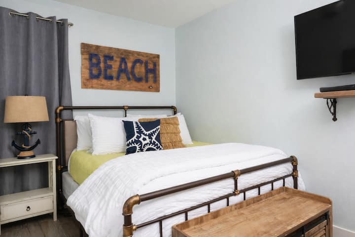 Capacidad para que duerman cómodamente 6 personas, con cama queen, literas personalizadas y sofá cama.