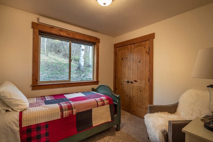 إعادة شحن جبال الألب ~ غرفة النوم رقم4 في الطابق العلوي مع سرير مزدوج