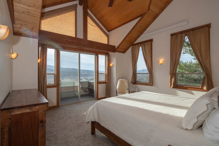 غرفة النوم الرئيسية في جبال الألب مع سرير كبير وحمام داخلي خاص