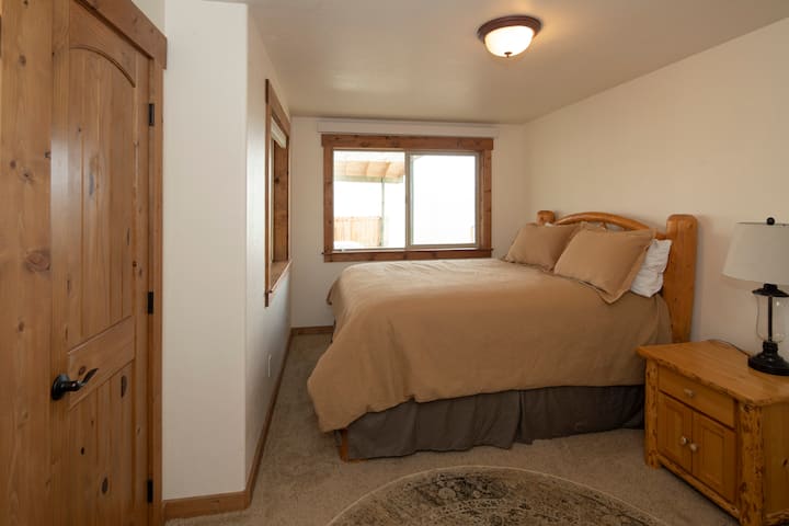 إعادة شحن جبال الألب ~ غرفة النوم #1 في الطابق السفلي مع سرير بحجم كوين