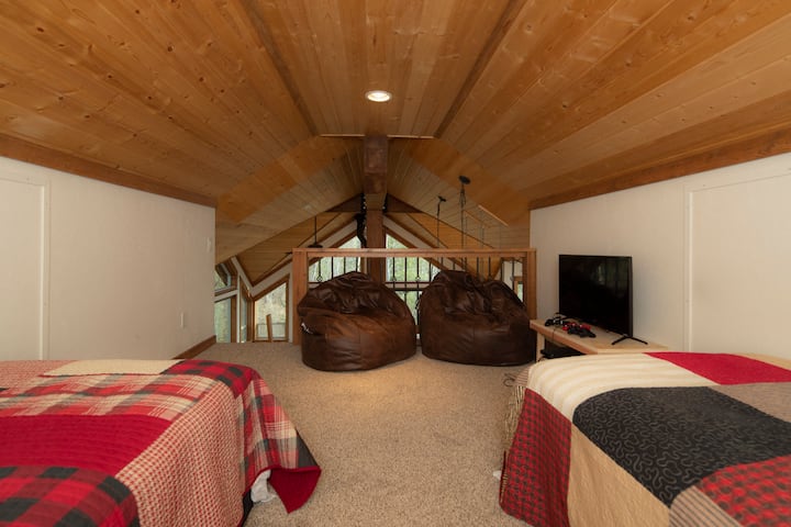 إعادة شحن جبال الألب ~ دور علوي بسريرين متماثلين (تعتبر غرفة نوم رقم5). يجب تسلق سلم حاد للوصول إلى الشقة العلوية.