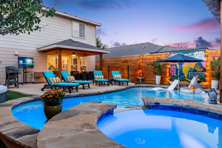 Luxury Pool & Spa Oasis | 5mi to Downtown ATX