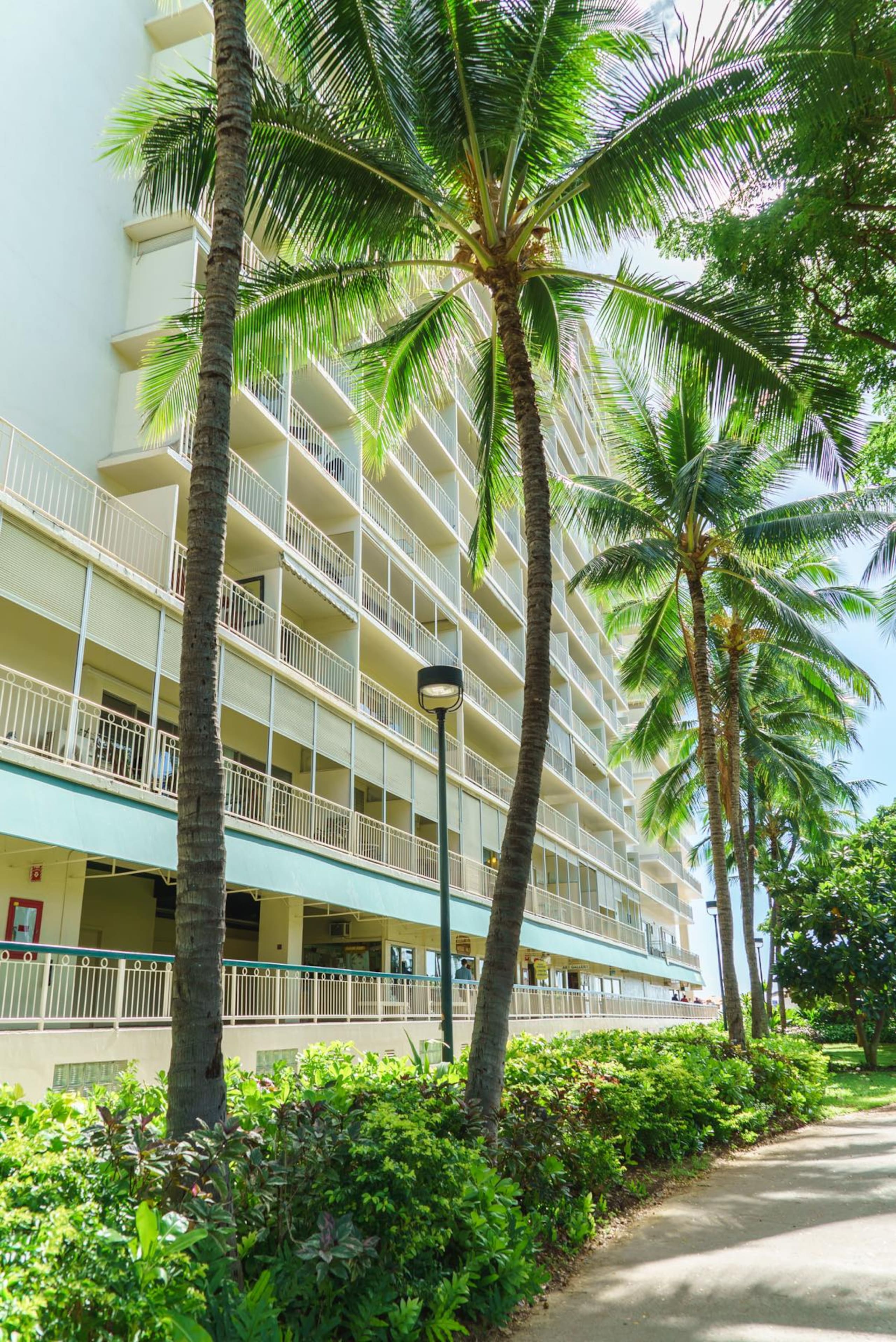Condo in Honolulu · ★4.5 · 1 bedroom · 2 beds · 1 shared bath - Image 5
