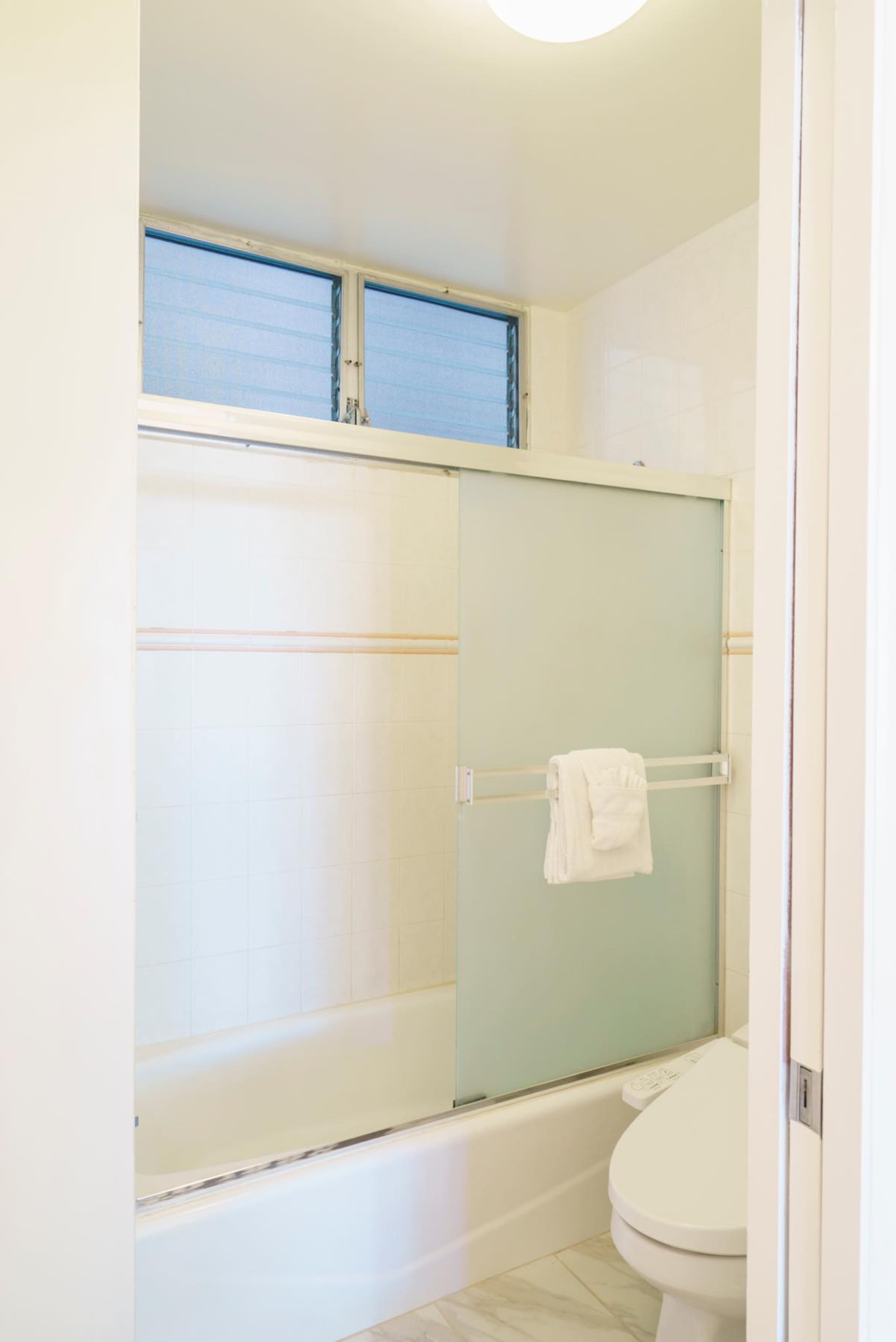 Condo in Honolulu · ★4.5 · 1 bedroom · 2 beds · 1 shared bath - Image 36