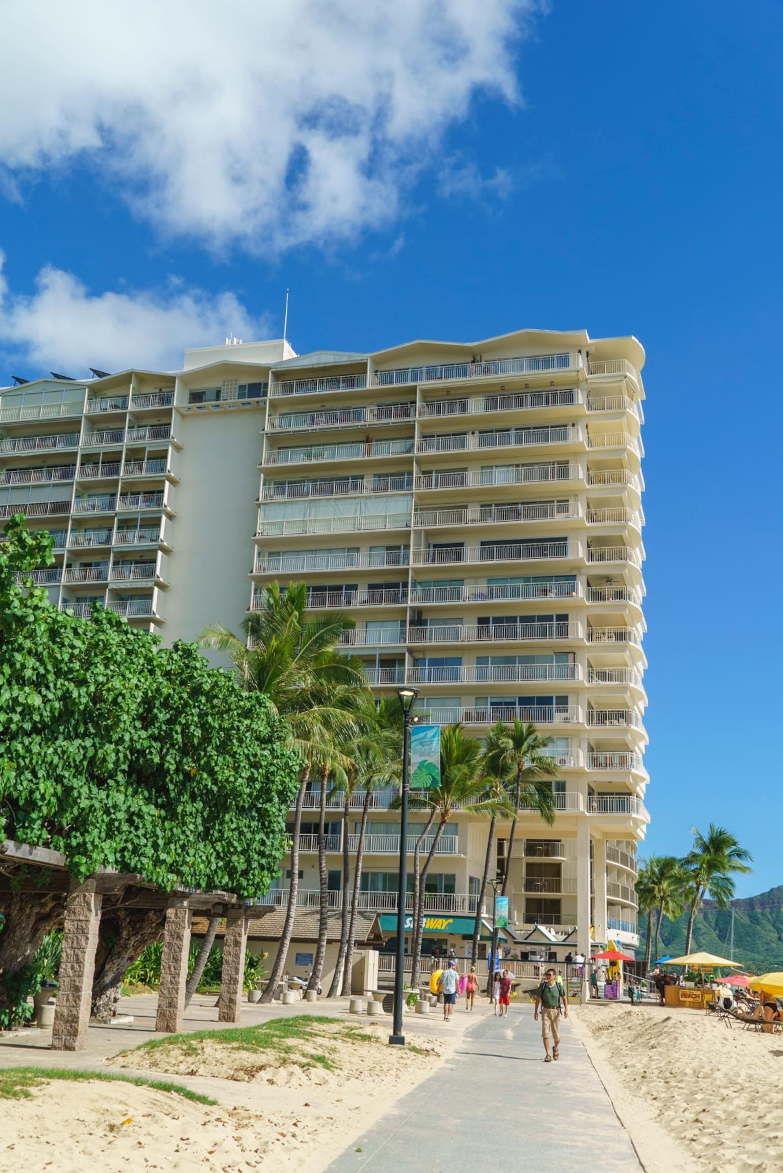 Condo in Honolulu · ★4.5 · 1 bedroom · 2 beds · 1 shared bath - Image 6