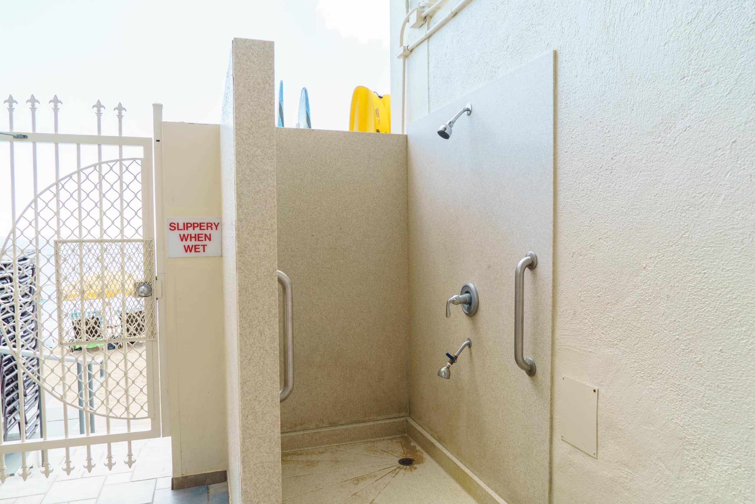Condo in Honolulu · ★4.5 · 1 bedroom · 2 beds · 1 shared bath - Image 4