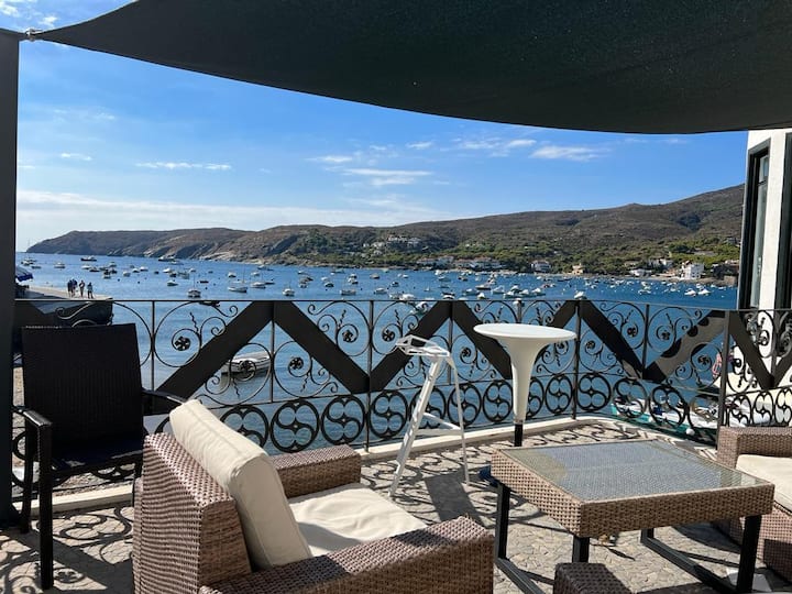 101.100Seafront apartment located in a Modernist Apartments for Rent