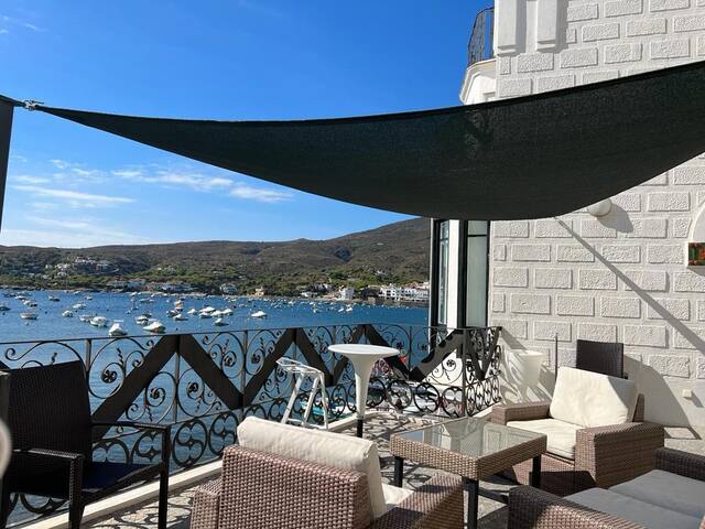 101.100-Seafront apartment located in a Modernist gallery image 2