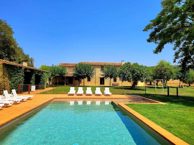 Masía restaurada con piscina privada-28 pax