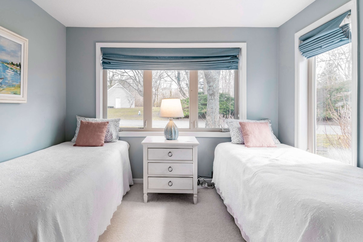 غرفة نوم في الطابق السفلي مع حمام كامل وخزانة ملابس