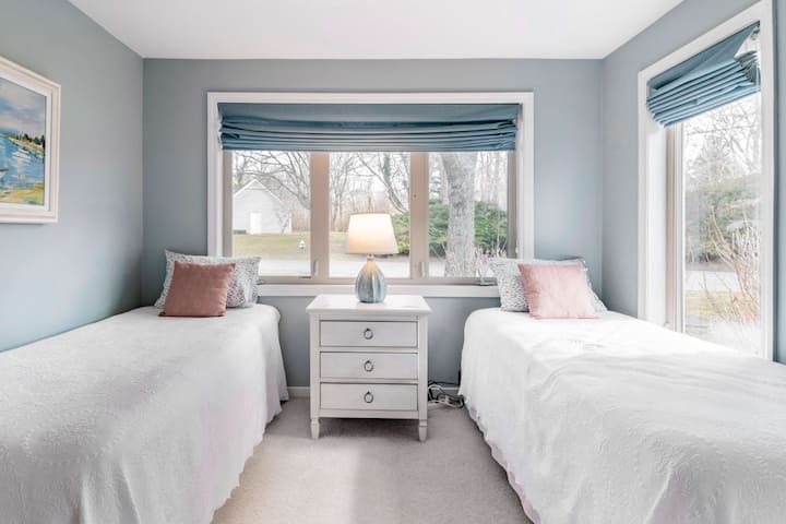 Chambre en bas avec salle de bain complète attenante et placard