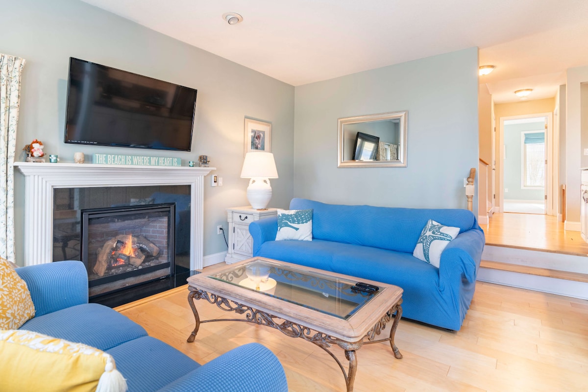 منطقة دن مع مدفأة تعمل وتلفزيون بث وأرائك مريحة، إحداها أريكة قابلة للسحب.