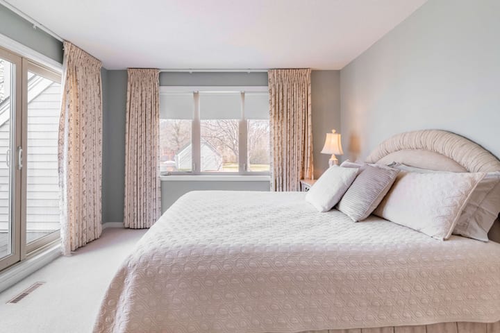 La chambre principale dispose d'un lit king size, d'un patio à l'étage, d'un placard et d'une salle de bain privée complète