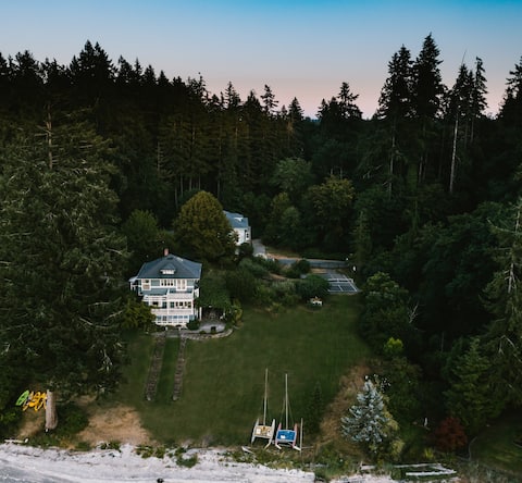 Three home estate with private beach! Weddings!