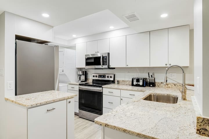 Sea Colony: Oceanfront Condo With Shared Sauna - Delaware Seashore State Park, Rehoboth Beach