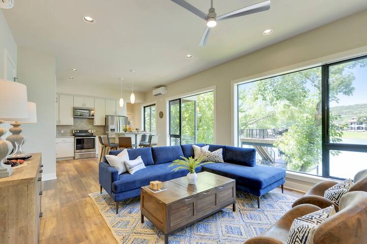 Austin Luxury: Waterfront Living & City Access gallery image 3