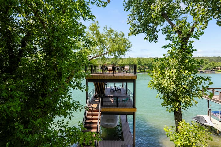 Austin Luxury: Waterfront Living & City Access