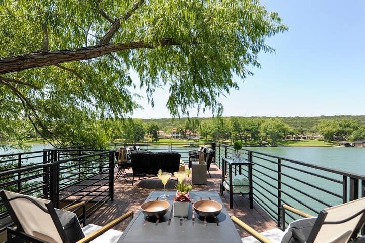 Austin Luxury: Waterfront Living & City Access gallery image 2
