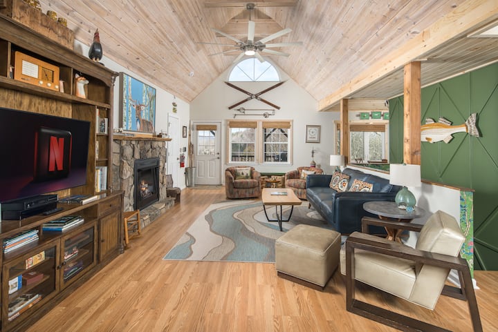 Updated Cottage Atop App Ski Mountain - Boone, NC