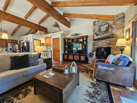 Cozy Bear Lodge | BBQ | Pet Friendly | Summer Pool