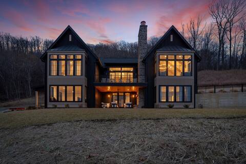 Luxury Home w/ Stunning Views – Sleeps 16