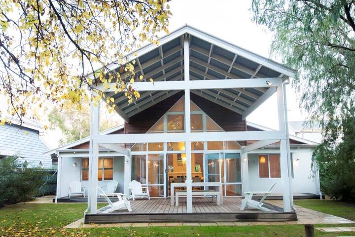 Seclusion on the Bay gallery image 2