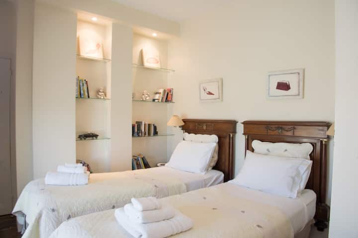 تم تجهيز غرفة النوم 2 بسريرين مريحين وملاءات فاخرة.