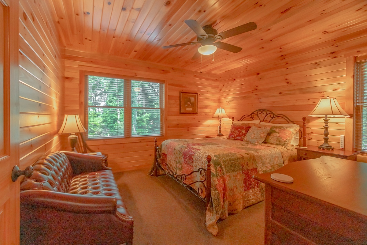 غرفة نوم بمقاس كبير في الطابق الرئيسي