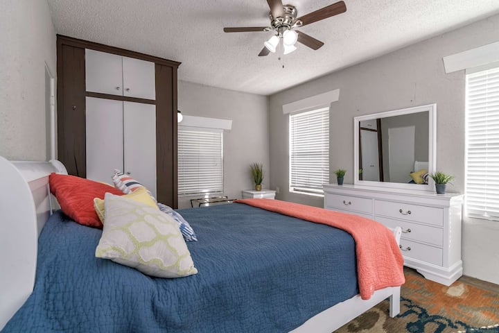 Cama queen en el dormitorio principal. El lugar perfecto para recostar la cabeza después de un largo día en el lago