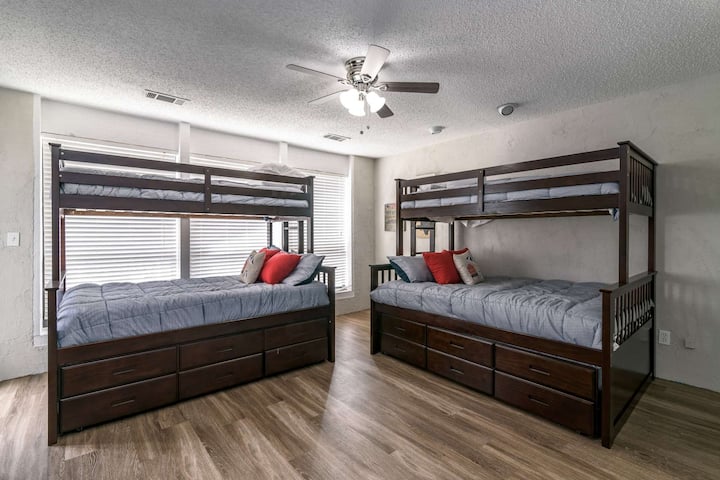 El segundo dormitorio tiene 2 juegos de literas (cada una tiene una cama individual, completa, nido). Esta habitación ofrece capacidad para 8 personas y tiene baño privado