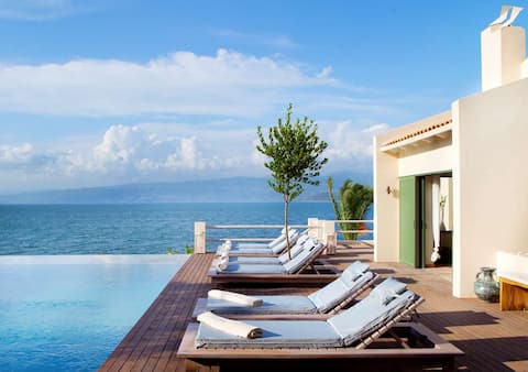 Seafront Villa, Stunning Views Chef Included!