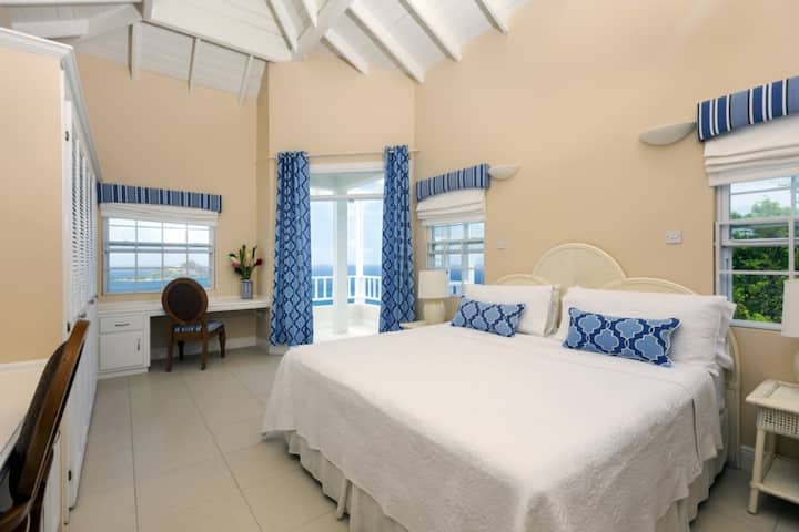 ห้องนอนที่สองพร้อมทีวีจอแบนอ่างอาบน้ำในตัวพร้อมอ่างอาบน้ำและระเบียงส่วนตัว