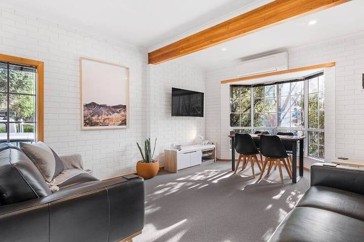 Cozy 2-Bed Villa in Prime Location with parking