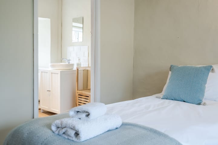 First floor bedroom with ensuite bathroom 