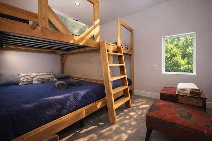 Acogedor dormitorio con litera diseñado para estancias tranquilas y cómodas