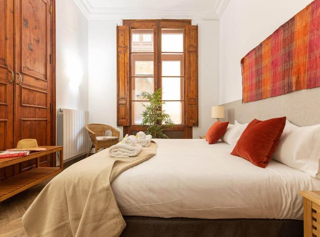 GREAT SPACIOUS APARTMENT IN THE GOTHIC QUARTER