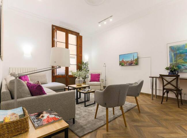 GREAT SPACIOUS APARTMENT IN THE GOTHIC QUARTER gallery image 2