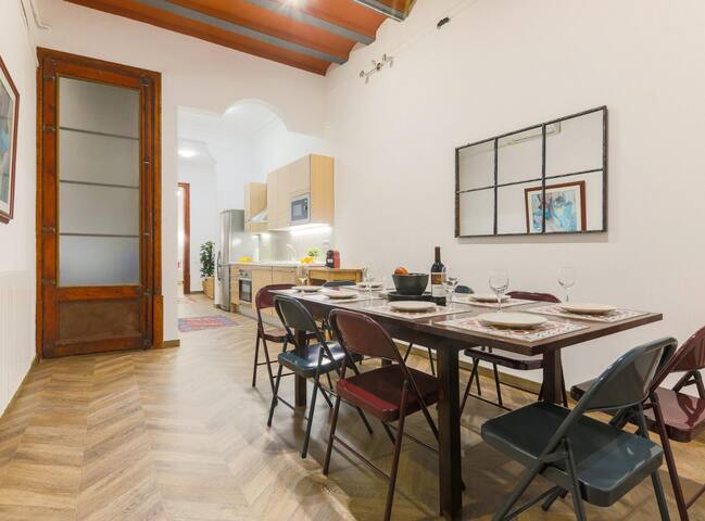 GREAT SPACIOUS APARTMENT IN THE GOTHIC QUARTER gallery image 3